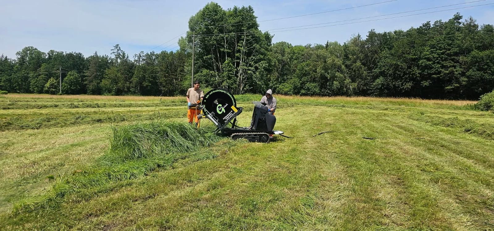Ferngesteuerte Mähraupe mäht eine Wiese im Offenland