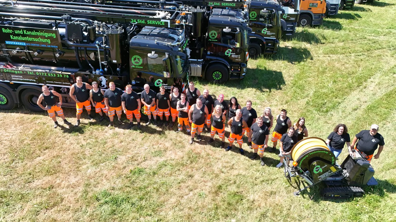 Das Griener-Team mit der kompletten Fahrzeugflotte