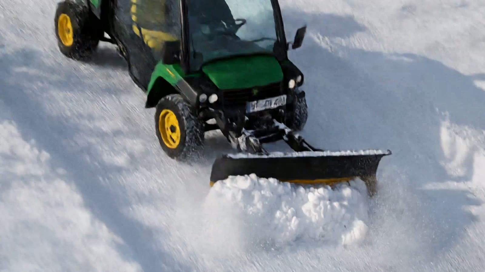 Räumfahrzeug im Winterdienst-Einsatz